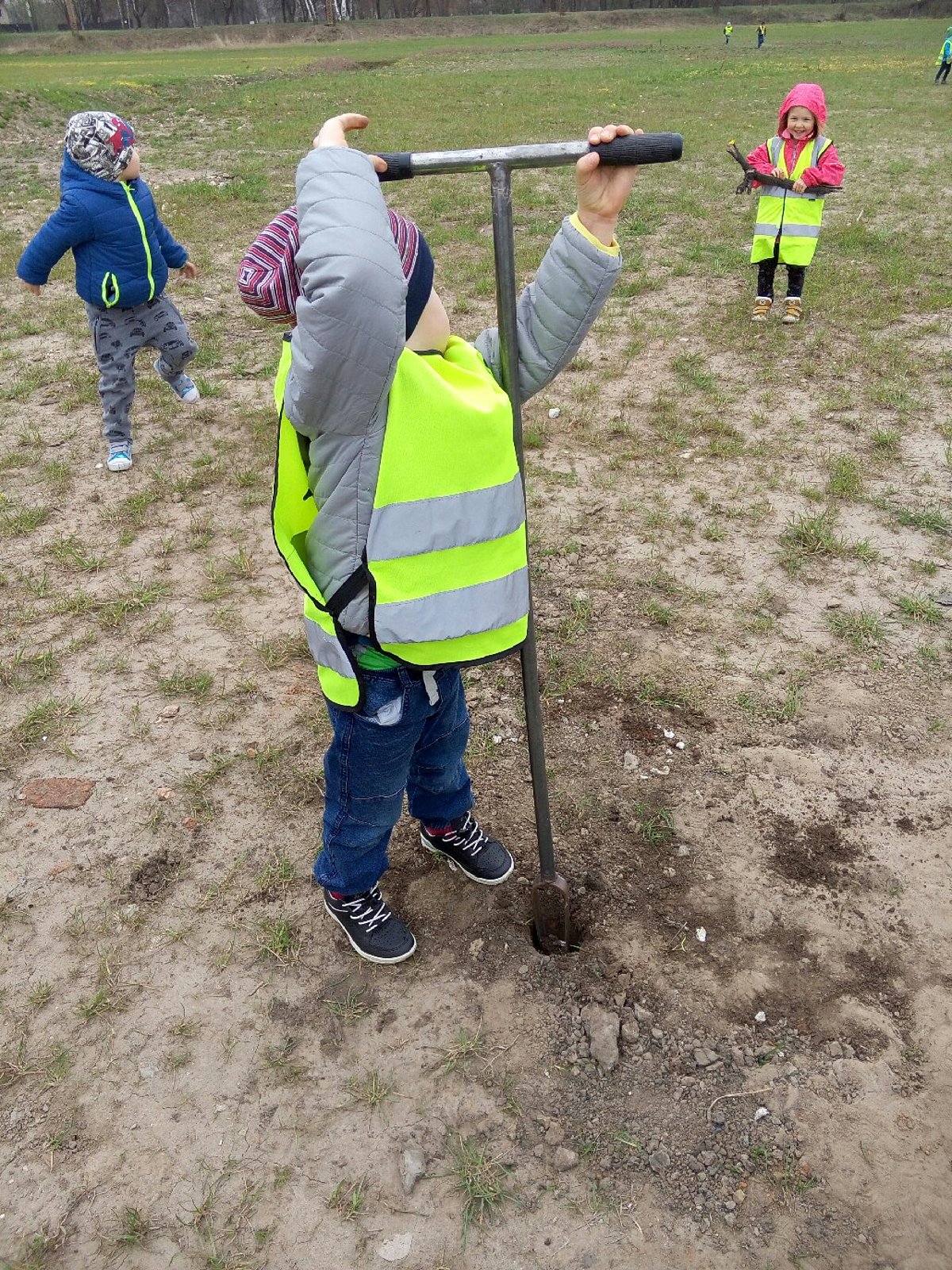 Topošais ģeologs (pagaidām 5 gadus vecs). Šis kadrs noķerts 13.aprīlī, kad pie mums ciemojās Preiļu Brīvās skolas skolēni.